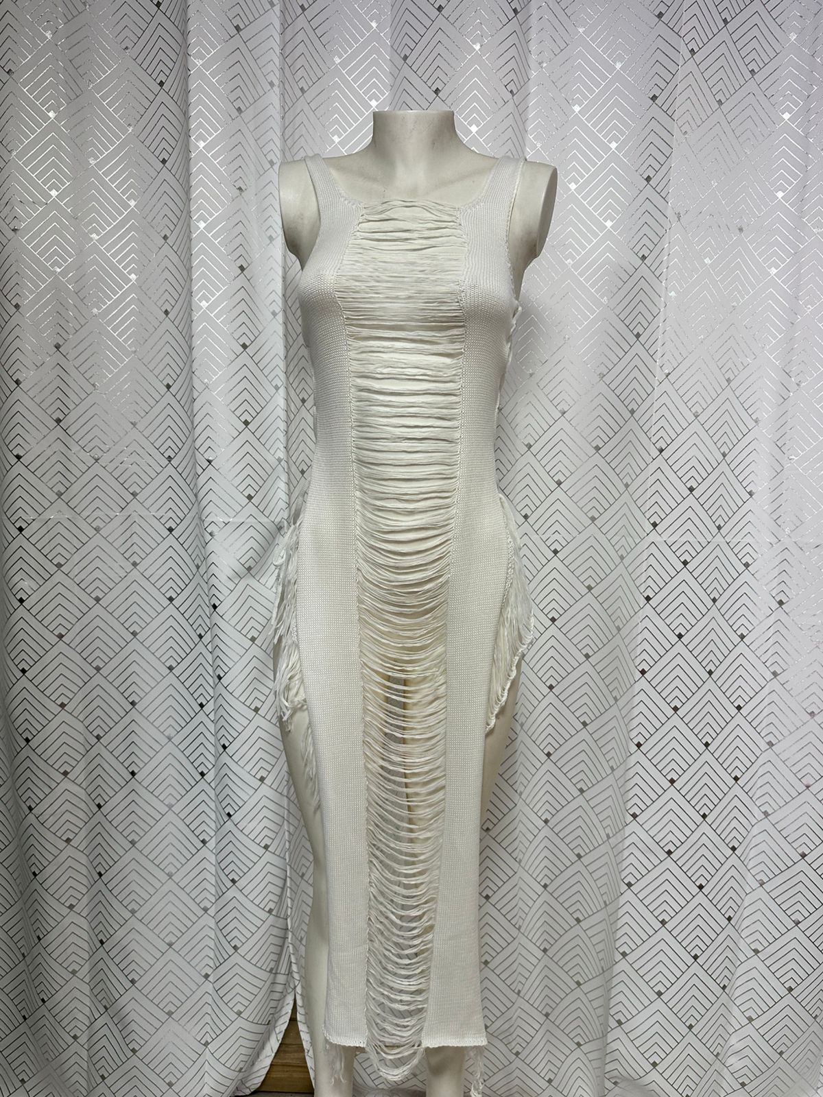 Robe longue blanche à effet drapé et découpes audacieuses