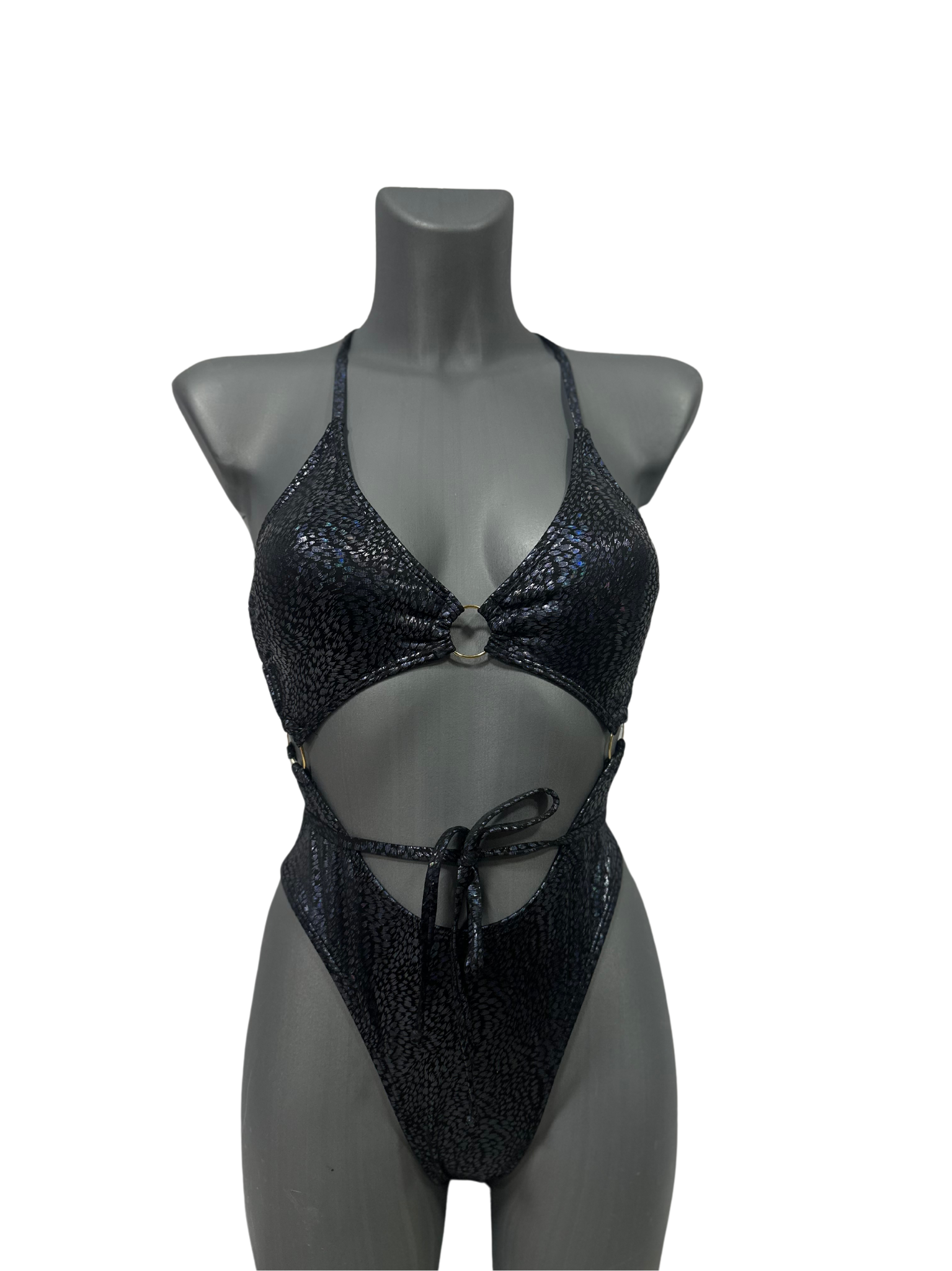 Monokini noir texturé avec découpes élégantes et anneaux métalliques